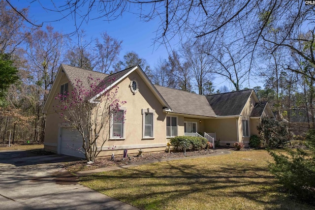 view of front of house with roof with shingles, driveway, stucco siding, a front lawn, and crawl space