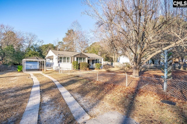 view of front facade featuring a fenced front yard