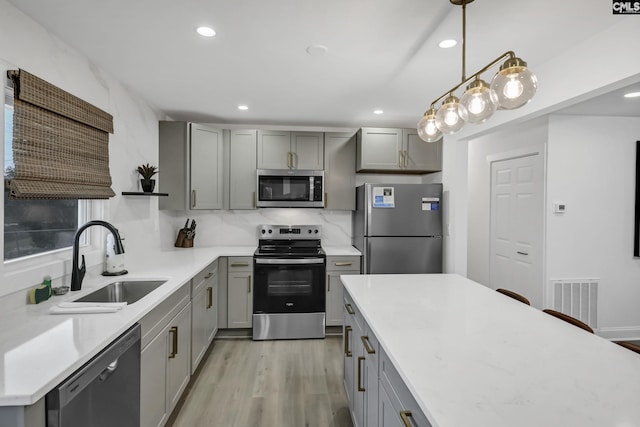 kitchen featuring a sink, visible vents, appliances with stainless steel finishes, and gray cabinets