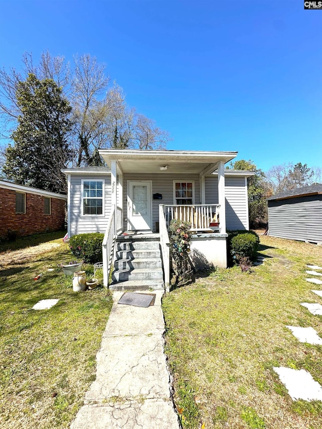 view of front of property featuring a porch and a front lawn