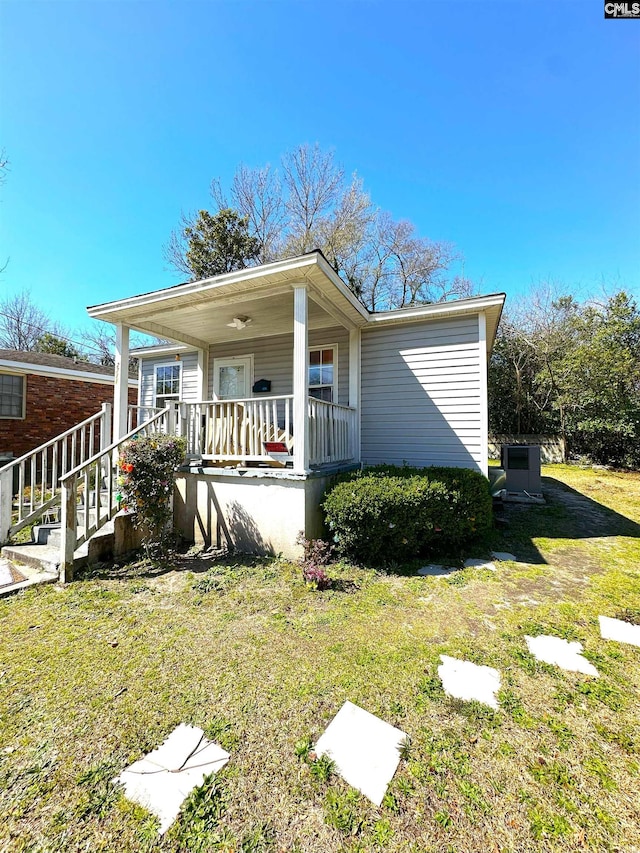 view of front of home featuring a porch and a front lawn