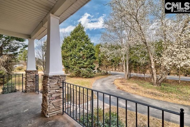 balcony featuring covered porch