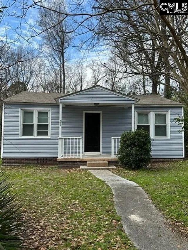 view of front facade with a front yard