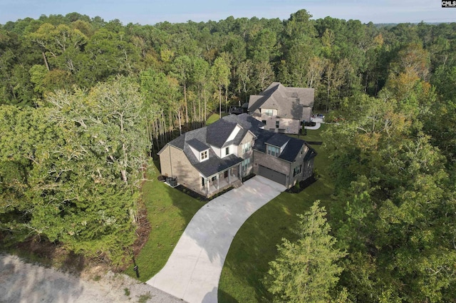 birds eye view of property featuring a forest view