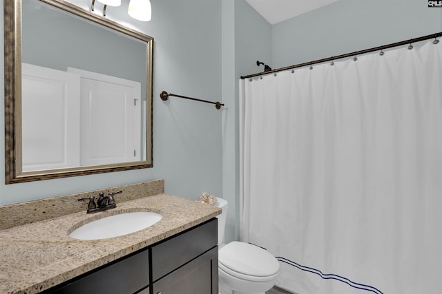 full bath featuring curtained shower, toilet, and vanity