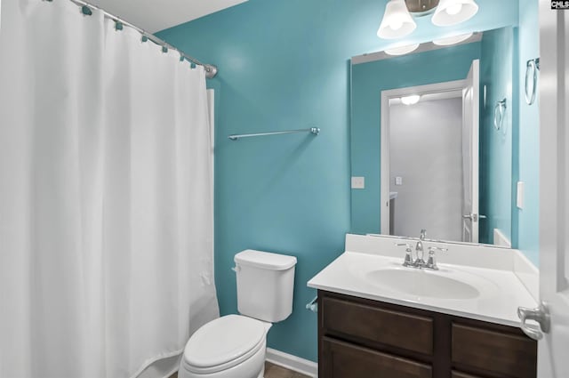 full bath with toilet, vanity, a shower with shower curtain, and baseboards