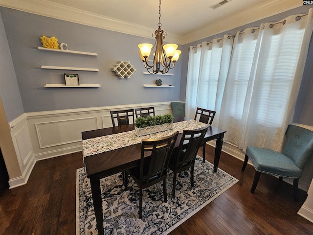 dining area featuring crown molding, a notable chandelier, dark wood-style floors, and visible vents