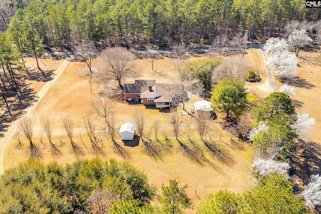 birds eye view of property featuring a forest view