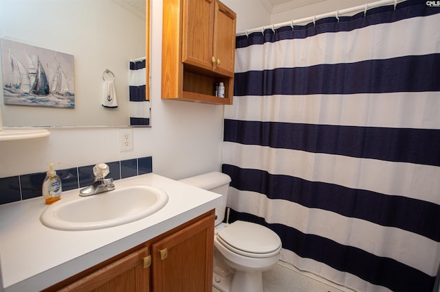 full bath featuring vanity, a shower with shower curtain, and toilet