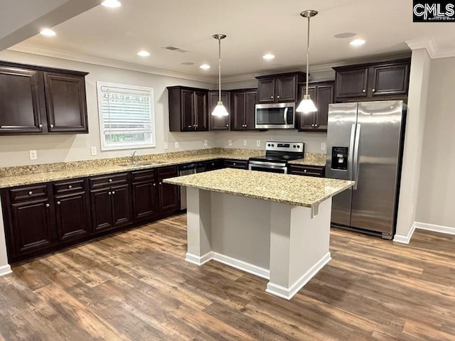 kitchen with visible vents, a sink, dark brown cabinetry, dark wood-type flooring, and appliances with stainless steel finishes