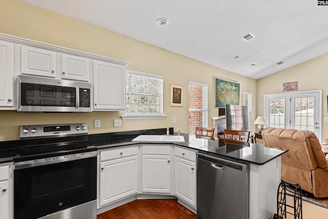 141 Vista Oaks Dr, Lexington, SC 29072 - kitchen featuring visible vents, a peninsula, a sink, stainless steel appliances, and open floor plan