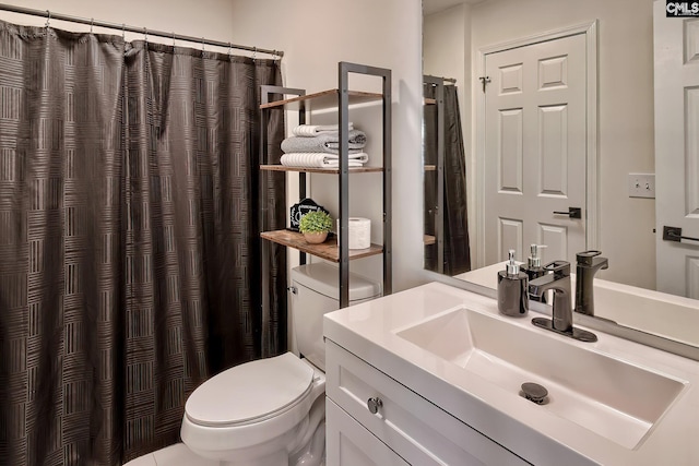 full bath with curtained shower, toilet, and vanity