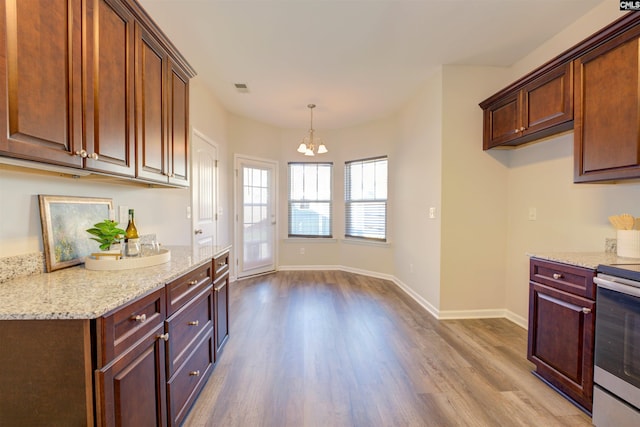 kitchen featuring baseboards, visible vents, dark wood finished floors, an inviting chandelier, and electric stove