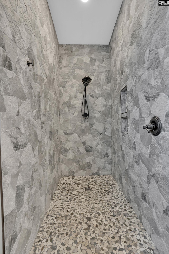 bathroom featuring tiled shower