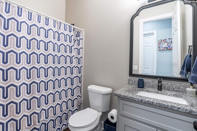 full bath featuring curtained shower, toilet, and vanity