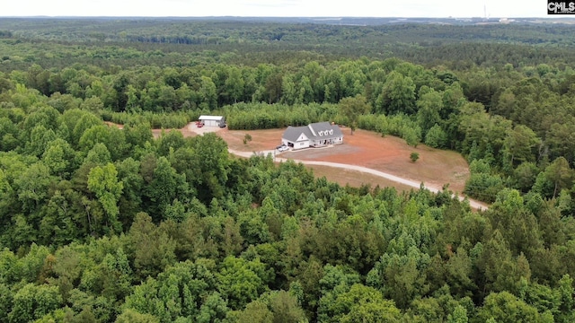 birds eye view of property featuring a forest view