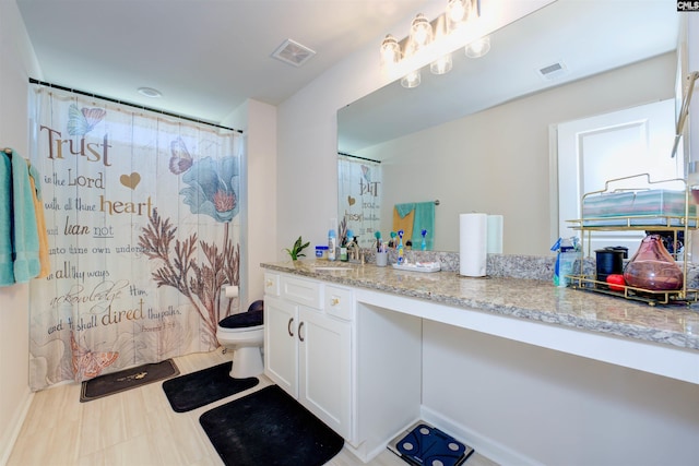 full bath with visible vents, toilet, vanity, and a shower with curtain