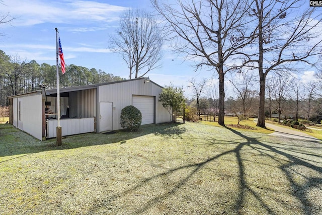 view of outdoor structure featuring an outbuilding and driveway