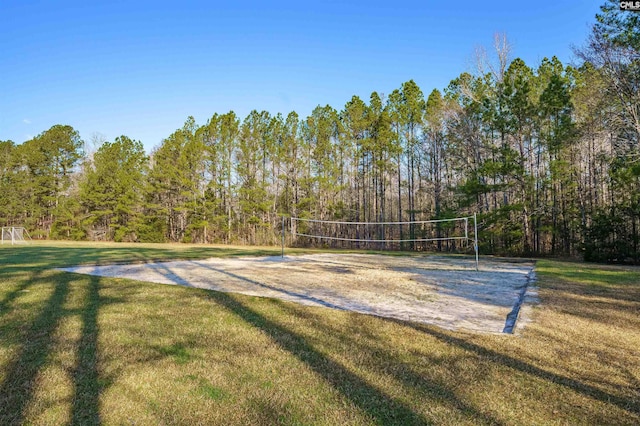 surrounding community with a wooded view and volleyball court