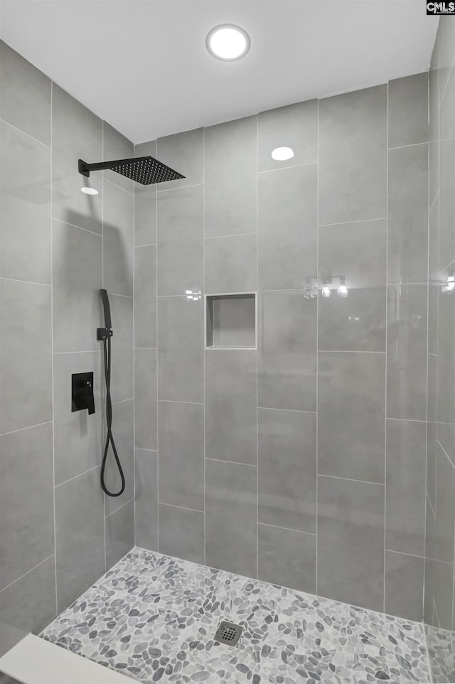 bathroom featuring tiled shower