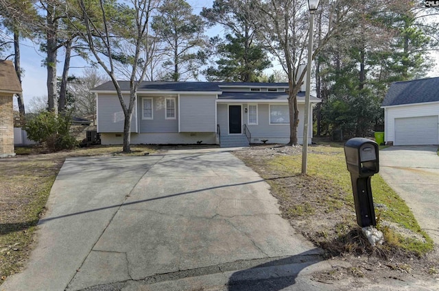 single story home with driveway