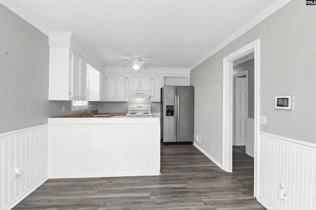 kitchen with a peninsula, stainless steel fridge, white electric stove, a ceiling fan, and a sink