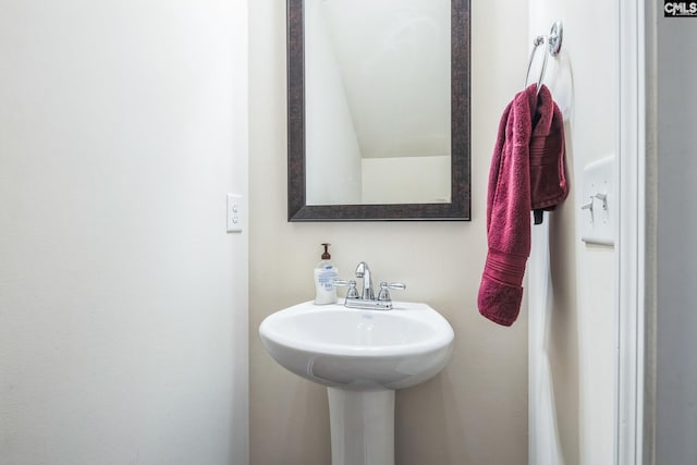 bathroom featuring a sink