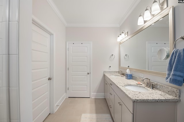 full bathroom featuring a sink, baseboards, and crown molding