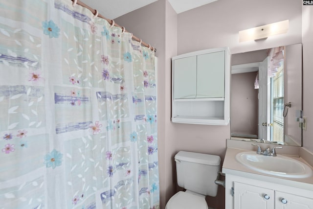 full bath featuring vanity, a shower with shower curtain, and toilet