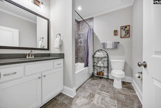 bathroom featuring crown molding, shower / tub combo, toilet, and baseboards