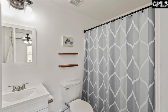 full bath with visible vents, curtained shower, ceiling fan, toilet, and vanity