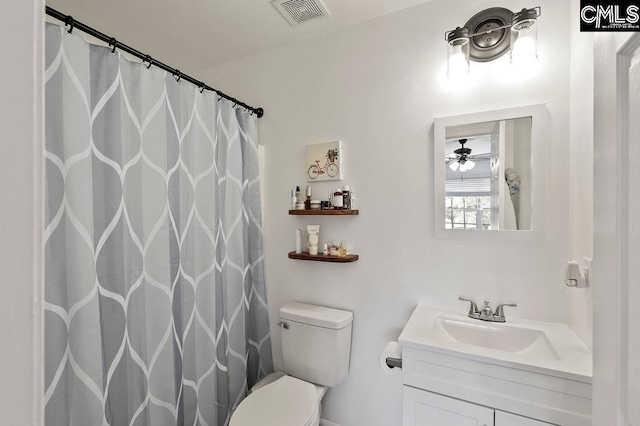 full bath with visible vents, ceiling fan, toilet, a shower with shower curtain, and vanity