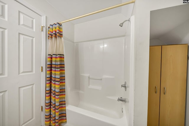 bathroom featuring shower / bath combo