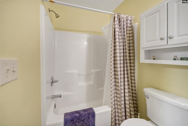 full bath with toilet and shower / bath combination with curtain