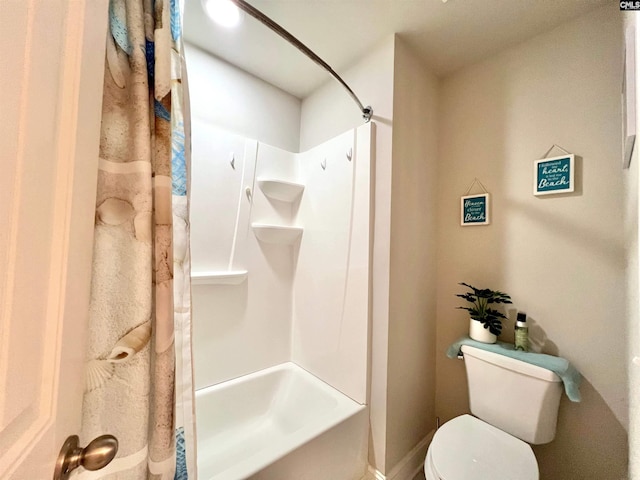 bathroom featuring toilet and shower / tub combo