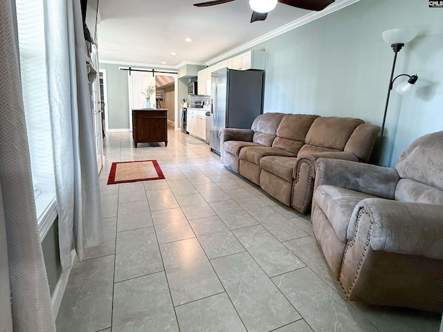 living area with ceiling fan, a barn door, ornamental molding, and recessed lighting