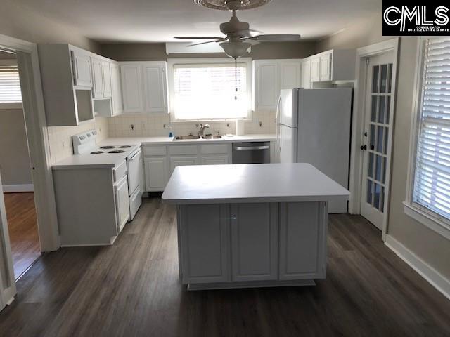 kitchen featuring a sink, white appliances, plenty of natural light, and a ceiling fan