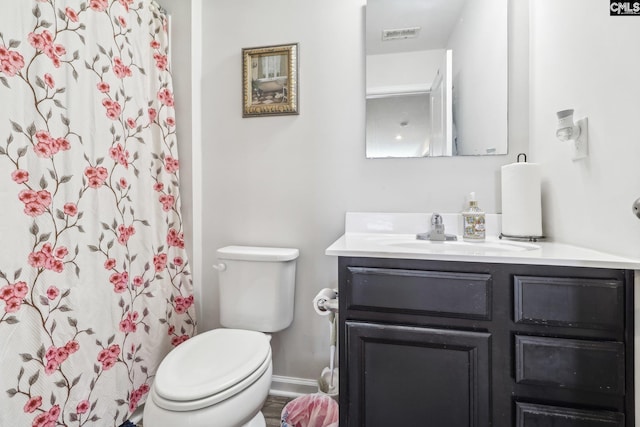 full bath featuring visible vents, toilet, a shower with curtain, baseboards, and vanity