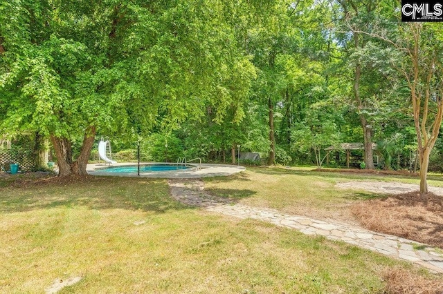 view of yard featuring an outdoor pool