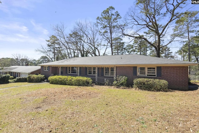 view of front of property featuring a front yard and brick siding