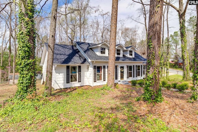 cape cod home featuring a shingled roof