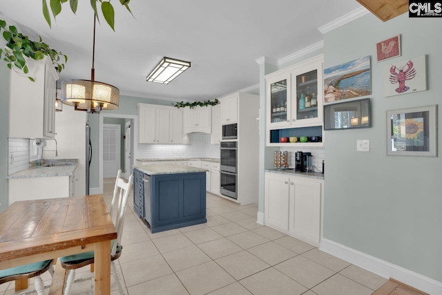 538 Wateroak Trl, Chapin, SC 29036 - kitchen featuring white cabinetry, crown molding, a sink, a notable chandelier, and black appliances