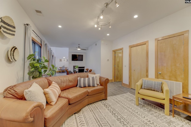 living area with visible vents, light wood-style flooring, recessed lighting, and a ceiling fan