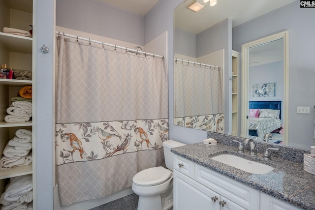 ensuite bathroom featuring ensuite bathroom, toilet, a shower with shower curtain, and vanity