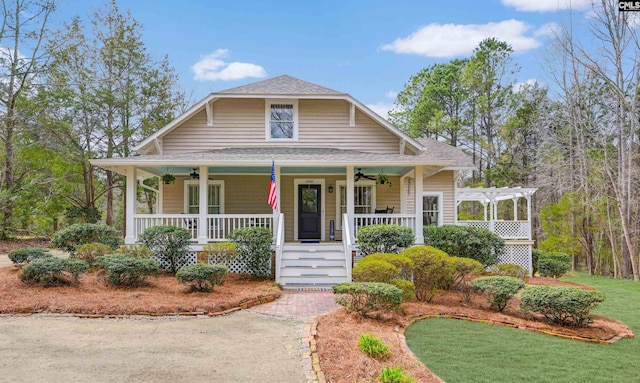 view of front of property with ceiling fan, a front lawn, roof with shingles, a porch, and a pergola