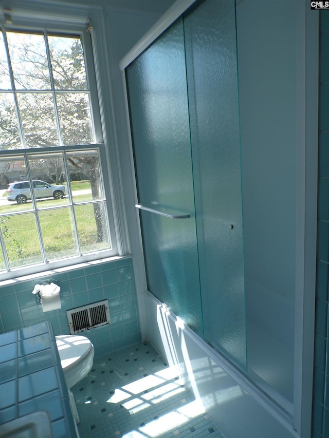 302 Baskin Ave, Bishopville, SC 29010 - full bath featuring a wealth of natural light, visible vents, and a stall shower