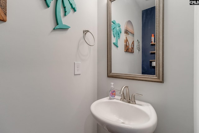 bathroom featuring a sink