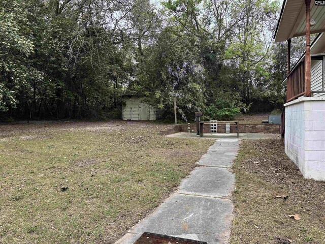 view of yard featuring an outdoor structure and a storage shed