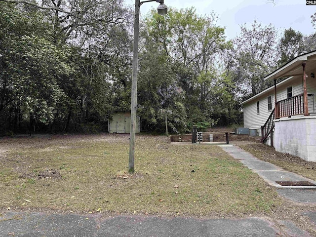 view of yard featuring an outbuilding and a storage unit