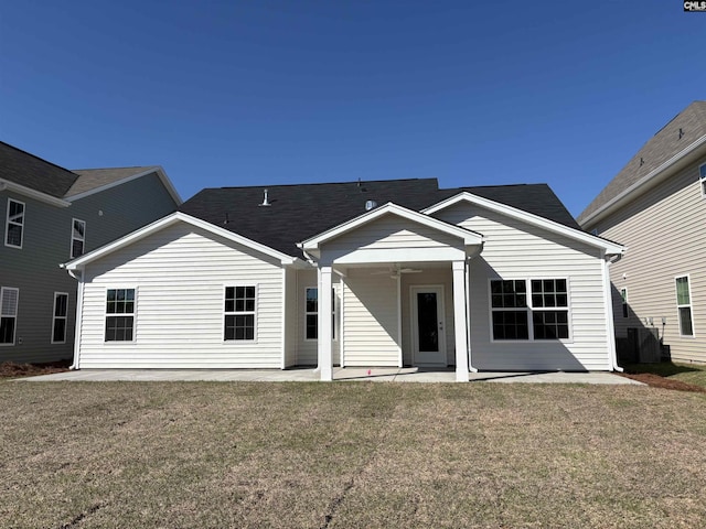 view of front of home with a ceiling fan, a front yard, and a patio